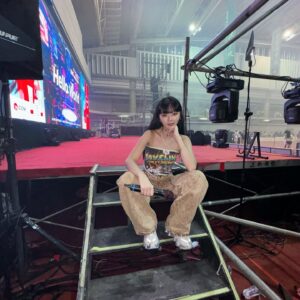 Wenny Lin Instagram - 開學快樂❤️‍🔥❤️‍🔥❤️‍🔥
2024下半年校園MCMu繼續為大家服務，上學期首場來到了熟悉的 #逢甲大學 已經是第三年跟貴校一起開心聽演唱會ㄌ！謝謝大家(///▽///)

👖@ncore.w_official @nihow_official
#NAWS #NIHOW