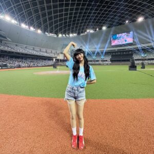 Wenny Lin Instagram - 謝謝 @tsg_hawks 帶我解鎖大巨蛋主持⚾️ 

好久沒齊聚一堂的人們，原來的少年還是一如既往的整齊，後台也是一樣的吵吵鬧鬧～真是懷念呢！

原2的主題曲也在剛剛上線在yt了！！！大家趕快去看！