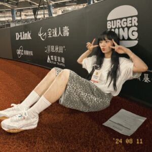 Wenny Lin Instagram - 謝謝 @tsg_hawks 帶我解鎖大巨蛋主持⚾️ 

好久沒齊聚一堂的人們，原來的少年還是一如既往的整齊，後台也是一樣的吵吵鬧鬧～真是懷念呢！

原2的主題曲也在剛剛上線在yt了！！！大家趕快去看！