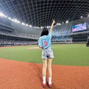 Wenny Lin Instagram - 謝謝 @tsg_hawks 帶我解鎖大巨蛋主持⚾️ 

好久沒齊聚一堂的人們，原來的少年還是一如既往的整齊，後台也是一樣的吵吵鬧鬧～真是懷念呢！

原2的主題曲也在剛剛上線在yt了！！！大家趕快去看！