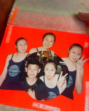 Windie Chang Instagram - 23年前出道，彰化的家往返台北已經好多年，記得當時來台北開始就讀大學是住宿舍，還有住過不同的地方，我算是默默念舊的人🫢也默默的把20幾年前粉絲送的手作卡片一直帶在身旁，盡我最大的能力好好收藏著❤️

去年回歸歌手後，有很多人重新認識我，雖然公開的演唱活比較少，但還是都前來支持我❤️看著以前大家一起前來支持我們的團體照，好懷念也很感謝

手作卡片小男孩叫小致，現在應該長成帥氣的大男孩了吧😎也希望照片的大家都一切健康平安，也再次謝謝你們的支持🤗

#4inlove