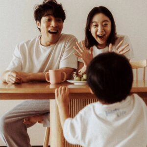 Woo Hye-rim Instagram - 처음 찍어보는 홈스냅 part1💕 소소하지만 결코 소소하지 않은 행복.. 저희 가족 예쁘게 담아주셔서 감사합니다 작가님!! @graphiehan 📷👍👍 

#홈스냅 #가족사진 #가족 #추석 #사랑해 #family #love