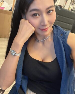 Xenia Chong Instagram - 🖤🖤🖤
分享一下早前的工作照吧🫶🏻
#xeniachong 
#hkig #hkactor
#followme #莊韻澄 
#loveisintheair