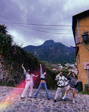 Ximena Romo Instagram - Es una PIJAMADA REAL 

Celebrando la existencia hermosa de @anajimenavillanueva ❤️‍🔥 junto con grandes seres @soypaofernan @estephaniabarba @diangilmusic ✨
Gracias a la @pdeltepozteco por la experiencia 🫶🏼