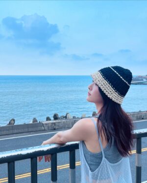 Ya-Gi Lai Instagram - 他說謝謝妳的溫柔，我說謝謝你的真誠。
能看著海發呆果然還是好幸福
想用那天記錄下的美好答覆近期所有問候💙