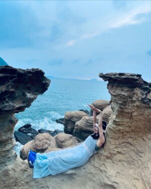 Ya-Gi Lai Instagram - 他說謝謝妳的溫柔，我說謝謝你的真誠。
能看著海發呆果然還是好幸福
想用那天記錄下的美好答覆近期所有問候💙
