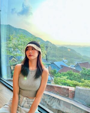 Ya-Gi Lai Instagram - 他說謝謝妳的溫柔，我說謝謝你的真誠。
能看著海發呆果然還是好幸福
想用那天記錄下的美好答覆近期所有問候💙