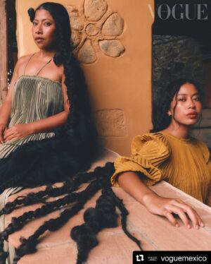 Yalitza Aparicio Instagram - @voguemexico 
・・・
#YalitzaAparicio, #KarenVega, #RosarioMendoza y otras mujeres celebran a las trenzas como símbolo de identidad propia y cultural en la edición del 25 aniversario de Vogue México y Latinoamérica.

“Cuando trenzo mi cabello es como atrapar mis vivencias, es unir cada uno de mis sentimientos y pensamientos para convertirlos en fortaleza”, comparte la actriz y activista mexicana, #YalitzaAparicio. 

Adentrándonos en la tradición, descubre esta historia en nuestro link en bio. ¡Únete a la celebración de #Vogue25!

Fotografía: @enriqueleyva_
Estilismo: @ruthbuendiap
Texto: @karina_ulloa
Peinado: @aldo.ek
Maquillaje: @aleidaregg
Talento: @yalitzaapariciomtz @karenespinosavega @zentyaecheverria 
Asistente de estilismo: @cesiafarfan