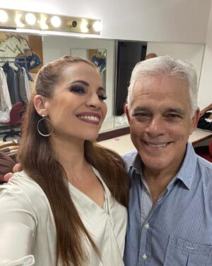 Yamaris Latorre Instagram - Conocí a @raulcarbonelloficial en los 90’s, aunque ya lo había visto en los programas de TV. 😜 Siempre me pareció genial… Cuando lo conocí, verlo en acción fue impresionante: como desarrollaba los personajes, como los defendía y los conocía a fondo, lo diferentes que son cada uno, su capacidad de memoria, su inteligencia, capacidad de improvisación y energía única. 💫 ¡Uno de los grandes!!! 💪Importante su trabajo, no solo en la
comedia, si no también en el drama. No tengo fotos de cuando fuimos los invitados de “Los Rayos Gama” pero fue grato compartir con el sobre las tablas.  Ahora se nos dio otra vez. Te admiro amigo querido. 😊 Ven tu también a disfrutar de su talento en PAPO 2024. Un vacilón político en año de elecciones donde, entre risas, se dice la verdad… 
Este sábado 🗓️ 24 de agosto continuamos la gira en 📌San Sebastián (su Centro de Bellas Artes) Con unos compañeros maravillosos… ¡Vengan a divertirse…no se la pierdan! 
Boletos 🎟️ en ticketera
@juanr.wardcid 
@raulcarbonelloficial 
@julioramospr 
@joealisfilippetti 
@marioe.rochemorales 
@cruzherbert68 
@lynnsalas17 
@alexandrafuentes 
@anibalrubiorodriguez