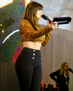 Yamila Reyna Instagram - Animando-ando🎤
#animacion 
Como me vería animando en tu empresa?😀👑