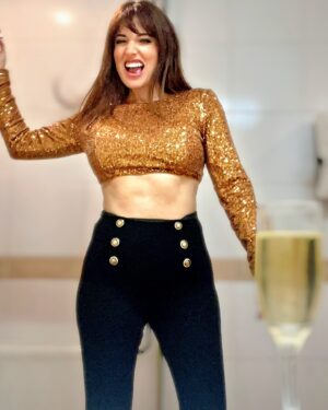 Yamila Reyna Instagram - Animando-ando🎤
#animacion 
Como me vería animando en tu empresa?😀👑