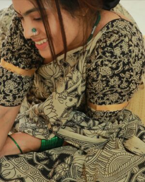 Yamuna Chinnadurai Instagram - Selaiyum Ravikaiyum the saree made with love 
#penkalamkari #kalamkariwithyamuna 
Link in bio for purchase 
For more details check our website