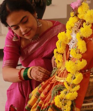 Yamuna Chinnadurai Instagram - SOLDOUT 

#varalakshmiviratham 
Pooja items @pookadai.co.in 
Saree @selaiyum_ravikaiyum 
Jewels @kabijewellery