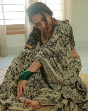 Yamuna Chinnadurai Instagram - Selaiyum Ravikaiyum the saree made with love 
#penkalamkari #kalamkariwithyamuna 
Link in bio for purchase 
For more details check our website
