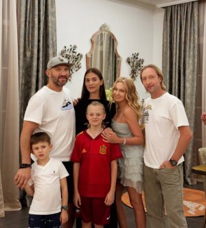 Yana Rudkovskaya Instagram - Тот случай когда дружим семьями и поддерживаем всегда друг друга  с Сашей @aleksandrovechkinofficial  и Настей @nastyashubskaya много лет ❤️