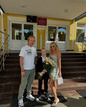 Yana Rudkovskaya Instagram - Сашка - Пятиклашка 📚 Всех школьников поздравляем с Днём знаний и с началом учебного года.  Сил всем нам , терпения и только позитивных эмоций. Впервые в этот день такая погода ! В Московской области 2 сентября - плюс 28 ! Жара 🩵