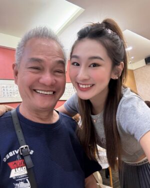 Yang Guang Ke Le Instagram - 彬哥说 如果没来就绝交 🤣
好可爱❤️谢谢长辈们那么疼我~
祝 @marcus.chenjianbin 彬哥生日快乐🎂