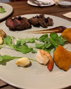 Yang Hee-eun Instagram - 생일 사흘 지난 후...
동네의 맛집이 고맙다.
다들 맛나게 즐겁게 식사
지났건 늦었건 해마다
같은 멤버로!!! 늘 이렇게,
#양희은 #이성미 #박미선
