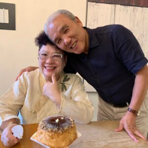 Yang Hee-eun Instagram - 생일 저녁식사 후 마감은
'노영희의 그릇'에서
케익 자르고
빙수로 끄읕!
사진/박미선
#양희은 #박미선