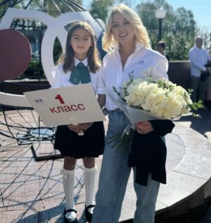 Yanina Studilina Instagram - 1 класс 🎈 как быстро летит время и вот уже первый звонок у Анечки 🎈

Поздравляю всех с началом учебного года!!! Сил , терпения родителям и учителям, а школьникам желаю побольше друзей 😉

Вы тепло вспоминаете школьные годы? 
Радовались или нет началу учебы? 

#1класс #1сентября #деньзнаний