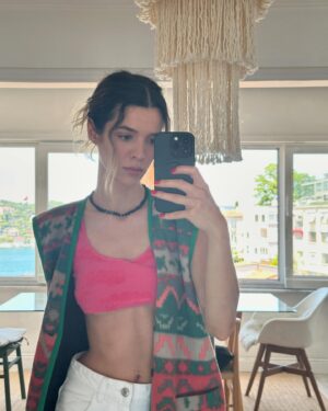 Yaprak Medine Instagram - bugün de bu kadar suratsızım işte.