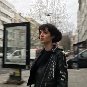 Yaprak Medine Instagram - Fotoğraftaki saçlara dönmek mi saçlarımı aşırı uzatmak mı? Kim ne düşünüyorsa , postun altına 🖤