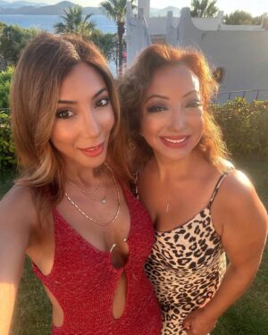 Yasemin Yalçın Instagram - GELMEZ DEDİĞİMİZ YILLAR GELİRMİŞ MEĞER…GİRDİM 60 YAŞIMA🎂🎉🎉