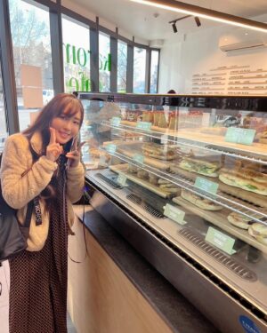 Yoko Hikasa Instagram - 🖐️
土曜日は
朝カフェでテイクアウェイしてピクニック🧺
博物館と大聖堂見てお仕事したあと
マリナとサンセットビーチ！
写真逆詐欺のめちゃでかご飯食べて
お散歩して現地スーパー寄って観覧車乗りました✨

#走る走るおれたち
#マリナカメラがあると走り出すわたし