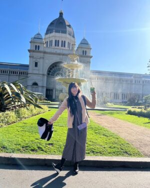 Yoko Hikasa Instagram - 🖐️
土曜日は
朝カフェでテイクアウェイしてピクニック🧺
博物館と大聖堂見てお仕事したあと
マリナとサンセットビーチ！
写真逆詐欺のめちゃでかご飯食べて
お散歩して現地スーパー寄って観覧車乗りました✨

#走る走るおれたち
#マリナカメラがあると走り出すわたし
