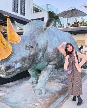 Yoko Hikasa Instagram - 🖐️
土曜日は
朝カフェでテイクアウェイしてピクニック🧺
博物館と大聖堂見てお仕事したあと
マリナとサンセットビーチ！
写真逆詐欺のめちゃでかご飯食べて
お散歩して現地スーパー寄って観覧車乗りました✨

#走る走るおれたち
#マリナカメラがあると走り出すわたし