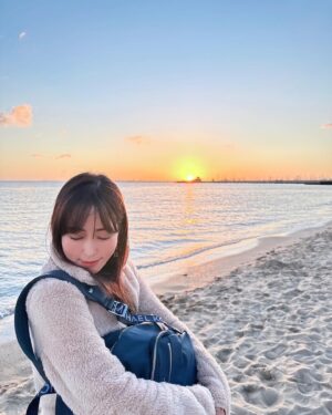 Yoko Hikasa Instagram - 🖐️
土曜日は
朝カフェでテイクアウェイしてピクニック🧺
博物館と大聖堂見てお仕事したあと
マリナとサンセットビーチ！
写真逆詐欺のめちゃでかご飯食べて
お散歩して現地スーパー寄って観覧車乗りました✨

#走る走るおれたち
#マリナカメラがあると走り出すわたし