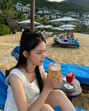 Yoo Hye-In Instagram - ☀️✨💛