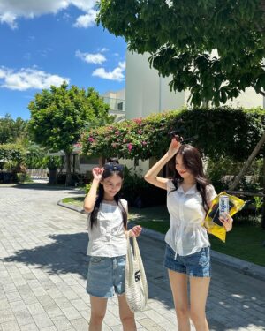 Yoo Hye-In Instagram - ☀️✨💛