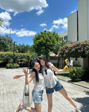 Yoo Hye-In Instagram - ☀️✨💛