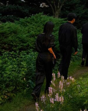 Yoon Seung-ah Instagram - 새벽 5시에 일어나, 놓쳐버린 사진들 들여다보고, 밀린 업무하기. 제일 집중힐수 있는 이 시간이 좋아요. 너무 좋아하는 르메르의 한여름밤의 추억 🤍