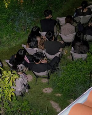 Yoon Seung-ah Instagram - 새벽 5시에 일어나, 놓쳐버린 사진들 들여다보고, 밀린 업무하기. 제일 집중힐수 있는 이 시간이 좋아요. 너무 좋아하는 르메르의 한여름밤의 추억 🤍