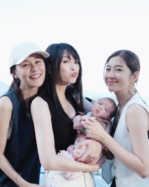Yoyo Chen Instagram - 今年多了一位小美人和我慶祝
我們仨變成我們伵了🤭🤭♥️♥️
@shi_ga @wongtsuiyu 

#loveyo
#小星星 
#點解你咁可愛 
#被打了一拳 😂