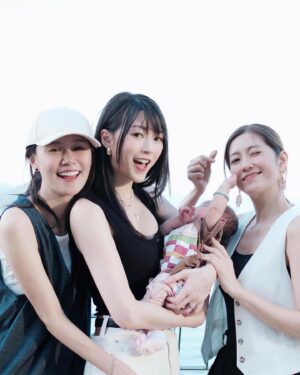 Yoyo Chen Instagram - 今年多了一位小美人和我慶祝
我們仨變成我們伵了🤭🤭♥️♥️
@shi_ga @wongtsuiyu 

#loveyo
#小星星 
#點解你咁可愛 
#被打了一拳 😂