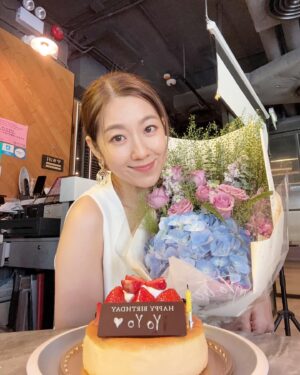 Yoyo Chen Instagram - 今年多了一位小美人和我慶祝
我們仨變成我們伵了🤭🤭♥️♥️
@shi_ga @wongtsuiyu 

#loveyo
#小星星 
#點解你咁可愛 
#被打了一拳 😂