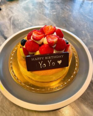 Yoyo Chen Instagram - 今年多了一位小美人和我慶祝
我們仨變成我們伵了🤭🤭♥️♥️
@shi_ga @wongtsuiyu 

#loveyo
#小星星 
#點解你咁可愛 
#被打了一拳 😂