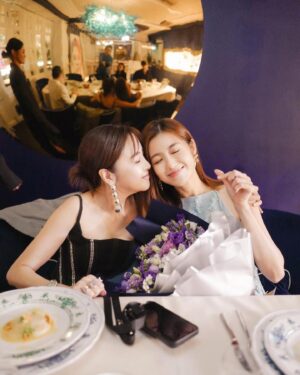 Yoyo Chen Instagram - 充滿歡樂的一個晚上
感謝你們為我慶生🎂♥️
謝謝 @christywo_official  @josephrodricklaw 
送我的生日驚喜✨
已經被愛包圍着
太幸福了！🥰🥰
@wongtsuiyu @edwinsiu @benontheroad @_bowiecheung 

#loveyo
#happybirthday 
#wearefriendsforlife