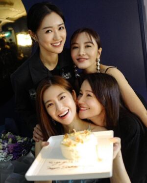 Yoyo Chen Instagram - 充滿歡樂的一個晚上
感謝你們為我慶生🎂♥️
謝謝 @christywo_official  @josephrodricklaw 
送我的生日驚喜✨
已經被愛包圍着
太幸福了！🥰🥰
@wongtsuiyu @edwinsiu @benontheroad @_bowiecheung 

#loveyo
#happybirthday 
#wearefriendsforlife
