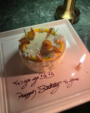 Yoyo Chen Instagram - 充滿歡樂的一個晚上
感謝你們為我慶生🎂♥️
謝謝 @christywo_official  @josephrodricklaw 
送我的生日驚喜✨
已經被愛包圍着
太幸福了！🥰🥰
@wongtsuiyu @edwinsiu @benontheroad @_bowiecheung 

#loveyo
#happybirthday 
#wearefriendsforlife