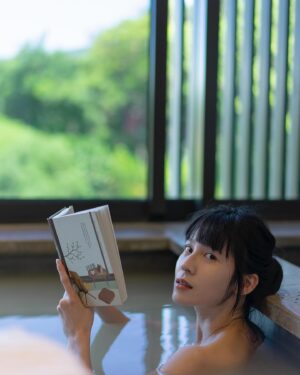 Yu Han Lien Instagram - /日常小放假

妍在我出版水豚工讀生時
傳訊息問我要不要去泡湯
雖然還在夏末秋初的天氣
但我立刻就說好
近期拍完片之後進入了書籍宣傳
以及戲劇宣傳
要給自己一個小小假期不容易
但如果是泡湯就非常適合我
只要兩天一夜
就可以徹底放鬆也轉換心情

於是我們約了北投麗禧溫泉酒店
這裡中庭有著百年的大桂花樹
是創辦人從彰化老家移植過來的
房間裡的牆壁裝飾也是桂花
一走進來就有種寧靜放鬆的感覺
走進來後就到陽台看風景
飄了一點細雨
和地熱谷遠遠飄來的煙霧緩緩飄升
還沒泡進溫泉就已經緩緩沈浸於自然中了

房間內分別有冷熱雙池
有山泉水及大磺嘴的第一口白磺泉
可以自己調整適合的溫度
浸泡在其中

當天我跟妍除了在房間
也到了大眾池去泡湯
在不同溫度的泉水中
在三溫暖的設備中蒸散身上的濕氣
再躺在岩盤上放空

晚餐也非常好吃
他們會非常貼心地詢問有沒有什麼不吃的食物
為每個人做調整
我跟妍緩緩吃了快三小時
徹底的讓自己好好吃飯好好休息

晚上回到房間再次走進泡湯池
喝點房間裡的氣泡水和果汁
把身上每一吋肌膚都放鬆開來

然後隔天早上享用了豐盛的早餐
一回到房間
我又再次回到濃郁的溫泉中
大概除了睡覺躺在飯店舒服的床上
我大部分的時間
都一直待在溫泉裡
真的跟我的書名一樣
在當水豚
所以一直在泡湯

妍跟往常一樣
喜歡用相機記錄各種瞬間
所以我們總是一邊聊天
她一邊在旁邊變換她的相機
透過她美好的鏡頭
捕捉出來度假的我

而離開這個舒服且放鬆的空間之後
我們兩個就分別前往各自的任務
回去上班了
這樣說走就走的泡湯行程
真的是無比浪漫可愛

就像我們之前一起去日本北海道工作時
也是相約在收工後
到飯店裡的大眾浴池泡湯
整個浴池裡只有我們
還有天上的星星

生活與工作之間
很開心我們在這個地球上
總是能這樣
用第六感
用一個頻率
在宇宙中
不時的一期一會
在放鬆的閒聊中記錄下彼此心中
不同時期的模樣

溫泉/
@grandviewresortbeitou 
攝影友人/
@_liyanjhen 
洋裝/
@greenpea_tw