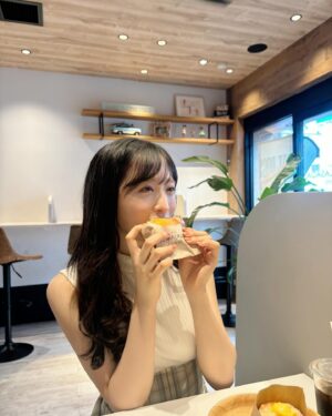 Yui Oguri Instagram - 髪伸びちゃった🫢✨

カフェでは絶対アイスコーヒー☕️

#themalasadatokyo#donuts#MALASADA
#恋詰んじゃった
#ロングヘア