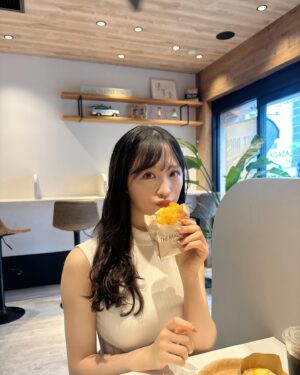 Yui Oguri Instagram - 髪伸びちゃった🫢✨

カフェでは絶対アイスコーヒー☕️

#themalasadatokyo#donuts#MALASADA
#恋詰んじゃった
#ロングヘア