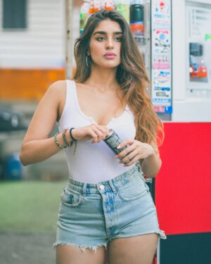 Yukti Thareja Instagram - 💎🌃👑💸🕯️🌠🥀♥️

📸: @deepak_das_photography