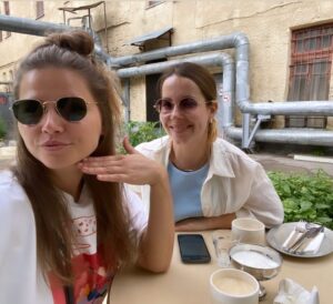 Yuliya Topolnitskaya Instagram - Сегодня день рождения у моего агента ,у моего друга,с которым мы идем по жизни уже больше 10 лет! Я благодарна тебе за то что ты рядом,за то что ты такая настоящая,честная,веселая,сумасшедшая,искренняя,красивая и невероятная!Ты супер профессионал,ты делаешь так много!Ты  потрясающий человек  и удивительный друг!Я обожаю все наши разговоры и встречи,наши путешествия и гастроли)особенно Екатеринбург и Монако 😂
Мне так сильно повезло с тобой и я благодарна судьбе,что в далеких двухтысячных мы с тобой познакомились и ты теперь занимаешь очень большое место в моём сердце!
Я безумно люблю тебя и очень дорожу тобой!Я очень горжусь тобой !будь пожалуйста самая счастливая и пусть все твои желания обязательно исполнятся!Люблю тебя,босс💙 @isakaisaka 
P.S И помни : «Вот это вот всё и еще десерт» 😂💙