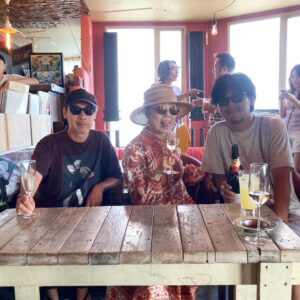 Yumi Matsutoya Instagram - ジョニオさんと龍平さんと乾杯@江ノ島