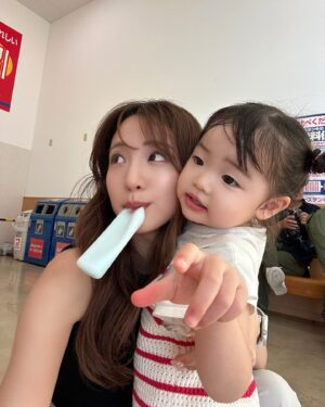 Yūmi Shida Instagram - 加工が強すぎて化け物化したプリ✊🏼笑

ちゃんとポーズする2歳可愛すぎてむり🥹

何気2人で初めて撮ったの∩^ω^∩
投稿にも載せて頂いたので載せとく🤝🏼

茨城の花火大会最高だった🎆
来るまでに埼玉千葉茨城と県境多いんだね🚗

最後のは早めに出ないと渋滞で大変なことになるので
惜しみなく花火を見せてる写真👧🏻🫶🏻